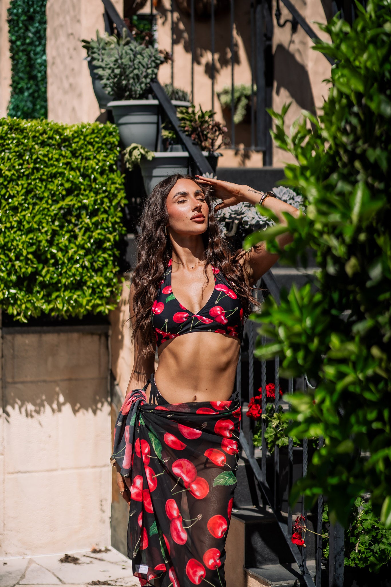 OLIVIA - Halter Tie Bikini Top - VIŠNJA